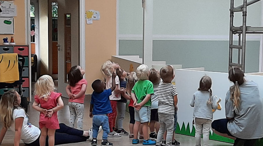 Die Kinder beobachten den Einbau eines neuen Dachfensters in unserer Krippe für mehr Licht.