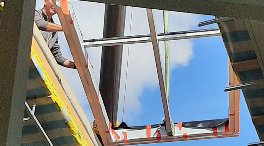 Einbau eines neuen Dachfensters in unserer Krippe für mehr Licht.