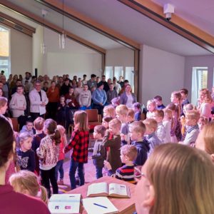 Kinder und Gemeinde singen ein gemeinsames Lied