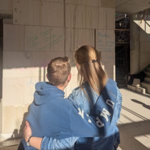 Gemeinsam lesen wir die guten Wünsche an der Wand