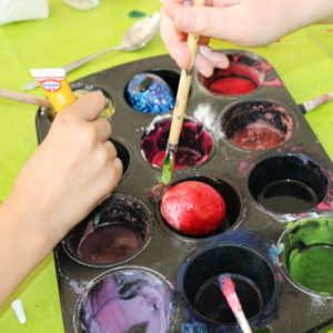 Eier färben in der Ferienwoche