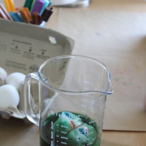 Eierfärben im Glas