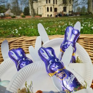 Wir suchen unsere Osterkörbchen an der Evenburg.
