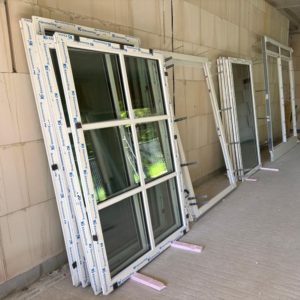 Sprossenfenster stehen im Neubau zum Verbau bereit.
