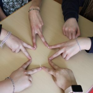 Kinder zeigen ihre Armbänder