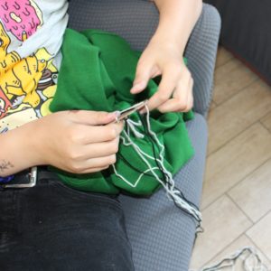 Beim Armband herstellen
