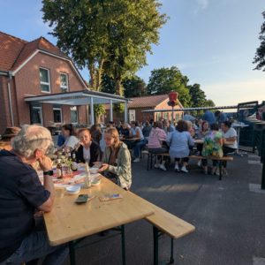 Wir lassen das Sommerfest bei einem gemütlichen Abend ausklingen.