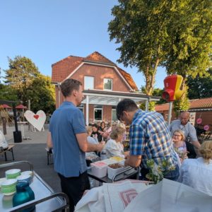 Der Beirat verteilt Eis an die Mitarbeiter