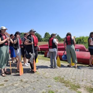Warten auf das Einsteigen in die Boote