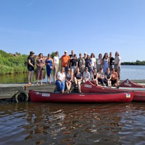 Ein Gruppenfoto der Mitarbeiter, die mit beim Kanu fahren waren.