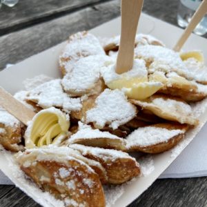 Moormerland Kids essen Poffertjes