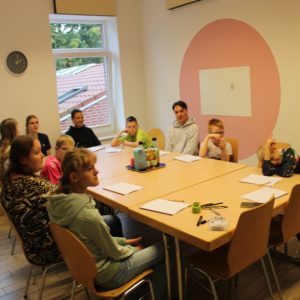 Wir hören Fragen und Inhalte zum Thema Zusammenhalt.